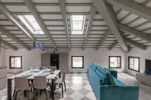 奇塔代拉Corte alle mura - Mansarda lux的一间带桌椅和窗户的用餐室