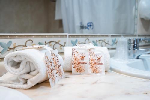 瓦伦西亚贝勒雷特酒店的一间带2条毛巾和水槽的浴室