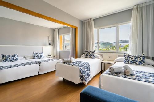 瓦伦西亚贝勒雷特酒店的酒店客房,设有三张床和一张沙发