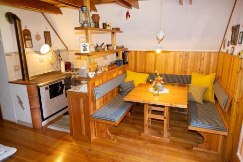 佐尔尼耶戈迪Apartment in Chalet Goldilocks的厨房配有木桌和黄色枕头。
