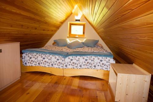佐尔尼耶戈迪Apartment in Chalet Goldilocks的小木屋内一间卧室,配有一张床