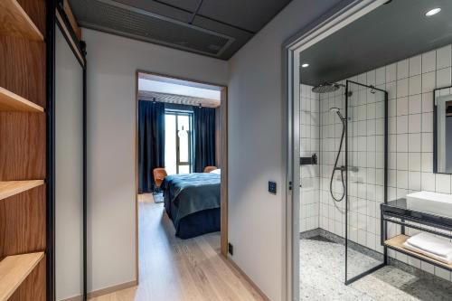斯托克马克内斯Quality Hotel Richard With的带淋浴的浴室和卧室