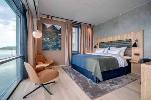 斯托克马克内斯Quality Hotel Richard With的卧室配有床、椅子和窗户。