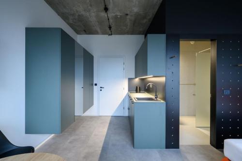 卢布尔雅那Delo 2.0.的一间厨房,内配蓝色的墙壁和水槽