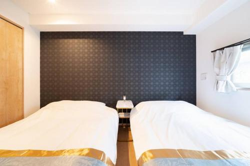 东京Generous Forest 301的卧室内两张并排的床