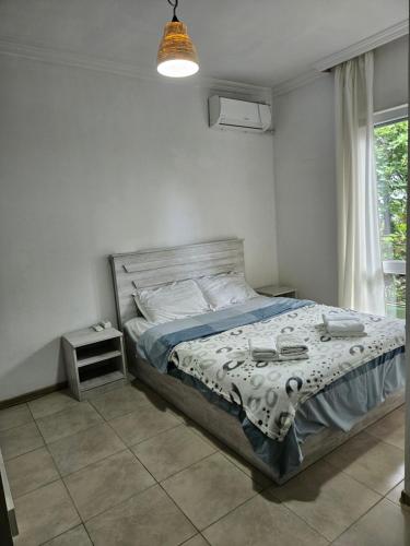马钦加里Junona的一间卧室设有一张床和一个窗口