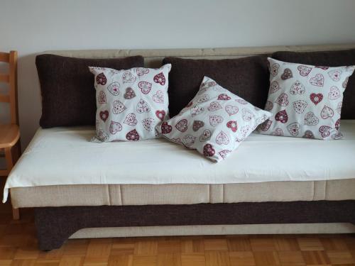 什科菲亚洛卡Rooms and Apartment Na poljani的一张带四个枕头的沙发