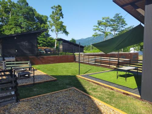 小谷村HIEDA SANSO的一个带野餐桌和帐篷的公园