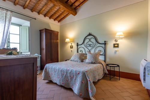 卡斯蒂戈隆·多尔希亚Agriturismo I Savelli的一间卧室,配有一张带两个泰迪熊的床