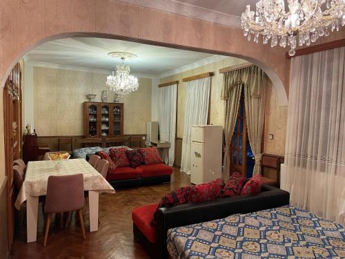 科布列季Welcome to Kobuleti的客厅配有沙发和桌子