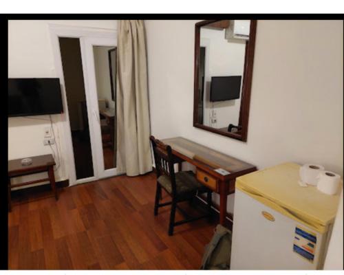 曼苏拉Salvatore Rooms With Breakfast -Train Station的客房设有书桌、镜子和桌子。