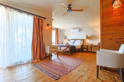 法拉尔雅La Boheme Kabak的客房设有带一张床和一张桌子的卧室
