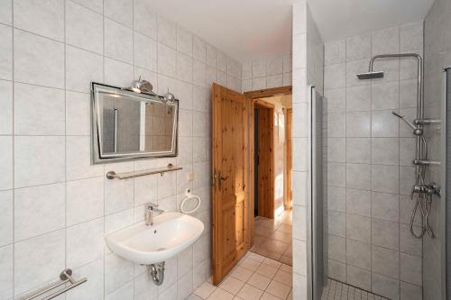 萨斯尼茨Ferienwohnung Wenzlaff的一间带水槽和镜子的浴室