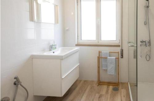 阿尔布费拉Anchor House的白色的浴室设有水槽和淋浴。