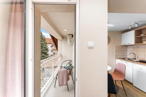 索科矿泉村M Apartments的小型公寓 - 带厨房和阳台