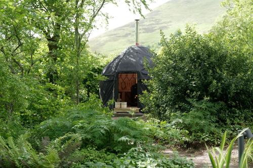佩尼库克Eastside Byre - Family cottage in the Pentland Hills near Edinburgh的花园中间的黑色圆顶房屋