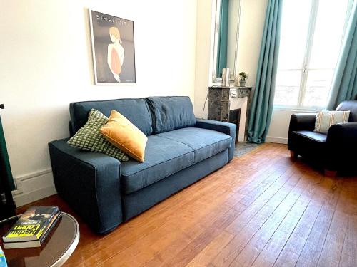 德勒Appartement cosy et lumineux centre-ville #4的客厅配有蓝色的沙发和桌子