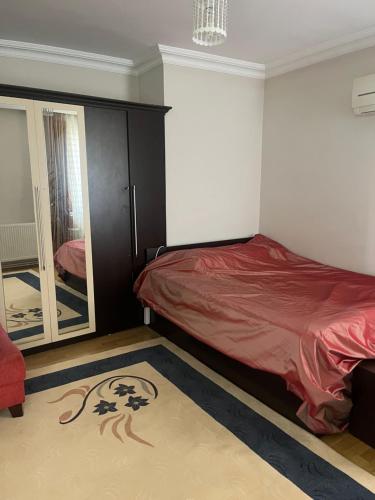 安塔利亚Deniz Gören Geniş Aile İçin Uygun Daire的一间卧室配有一张床和镜子