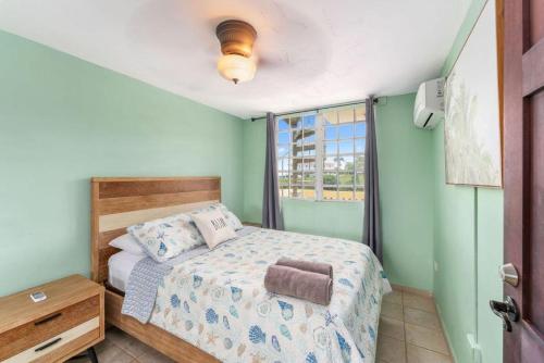 林康Puntas Rincon Villa 301 with private rooftop terrace的一间小卧室,配有床和窗户