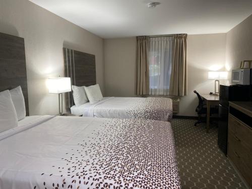 狄龙狄龙旅馆的酒店客房配有两张床和一张书桌
