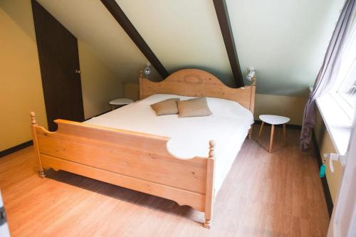 尼察Aizpuri West View的一间卧室配有一张带白色床单的木床
