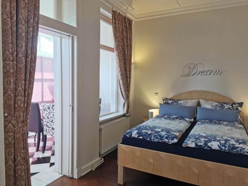 库克斯港德赫沃吉酒店的一间卧室设有一张床和一个窗口