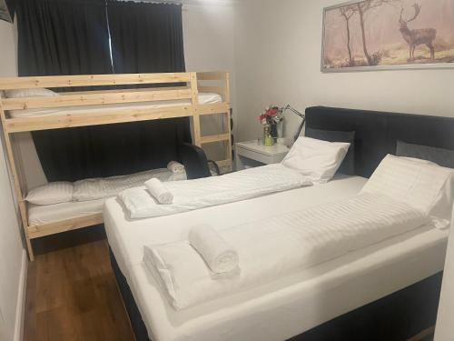 苏黎世Hechtplatz Hotel - Self Check-in的卧室配有2张双层床和白色床单