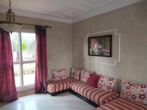 马拉喀什la Paysanne by Souna的带沙发和窗户的客厅