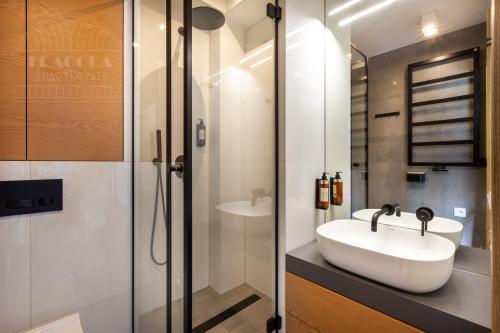 克拉科夫ArtSquare Fragola Apartments的一间带水槽和淋浴的浴室
