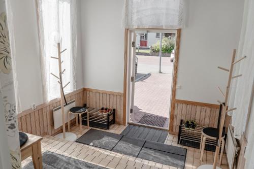莫拉Vandrarhemmet Stranden的一间设有两把椅子的房间和一扇开放式的门