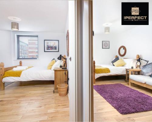 伯明翰Imperial Central By Your Perfect Stay Short lets Birmingham的带两张床和紫色地毯的客房