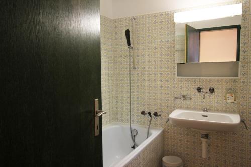 锡尔斯玛丽亚Residenza Lagrev 1 Zimmerwohnung Nr 227 - Typ 11B - 2 Etage - Ost的带淋浴、盥洗盆和浴缸的浴室