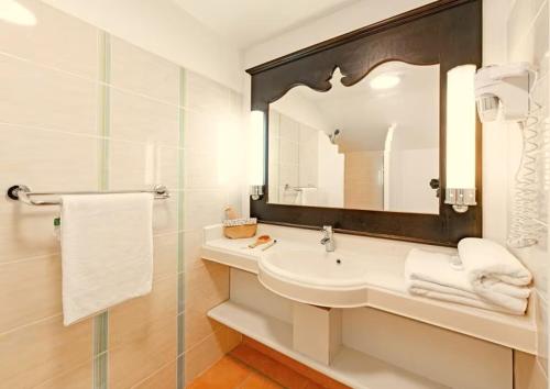 圣安尼Sur la Plage @ Pierre & Vacances的白色的浴室设有水槽和镜子