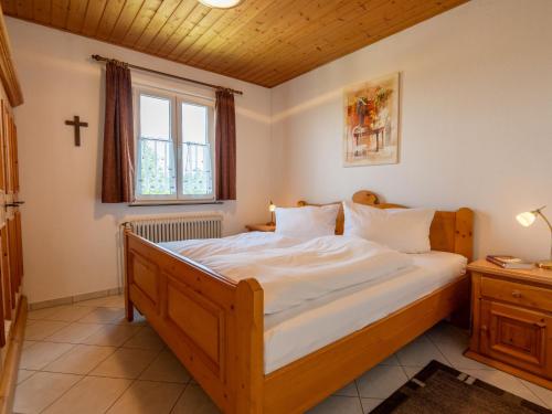 迪蒂斯豪森Holiday Home Schöne Aussicht by Interhome的卧室配有木床,墙上有十字架