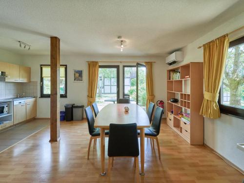 弗兰克瑙Apartment Fieke by Interhome的厨房以及带桌椅的用餐室。