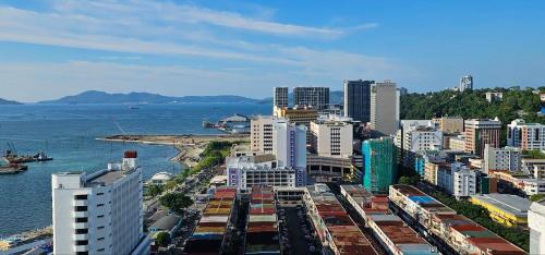 哥打京那巴鲁Qilala DualView by The Shore的城市景观,建筑和水景