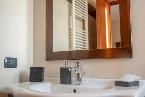 MartignanoB&B Alle Calende Greche的浴室设有白色水槽和镜子