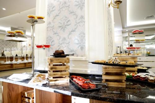 安曼Amman Paradise Hotel的在酒店享用自助餐,并在柜台上用餐