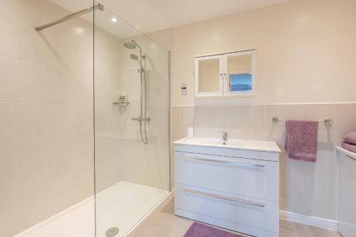 Addingham4 Bedroom House in Addingham Ilkley的带淋浴和盥洗盆的浴室
