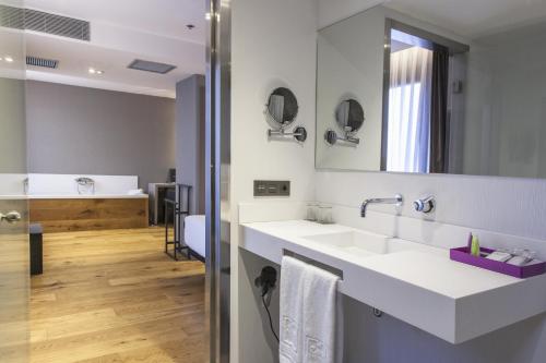 维戈泽尼特维戈酒店的一间带水槽和镜子的浴室