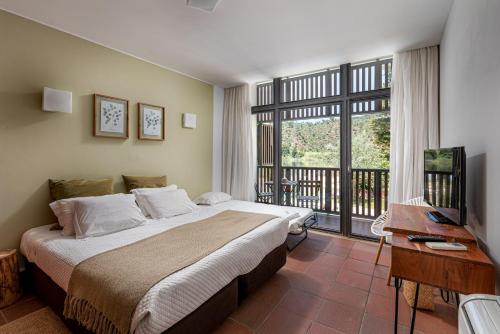 加维昂Alamal River Club的一间带大床的卧室和一个阳台