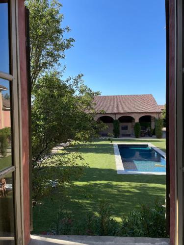 托尔托纳Country House La Viscarda的通往带游泳池的庭院的开放式门
