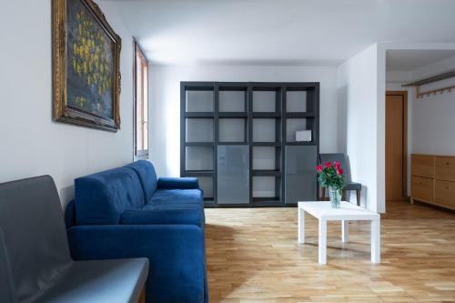 威尼斯Rimon Place-Kosher的客厅配有蓝色的沙发和桌子