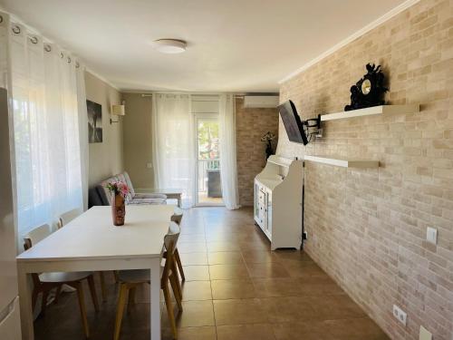 卡拉费尔La Pineda 2的厨房配有白色桌子和白色冰箱。