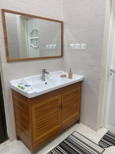 哈萨التوفيق للوحدات السكنية T1的一间带水槽和镜子的浴室