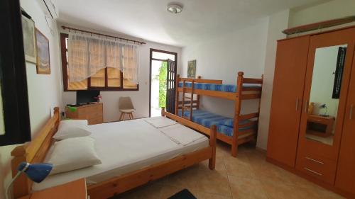 里桑欧吉诺维奇公寓的一间卧室配有一张床和一张双层床。