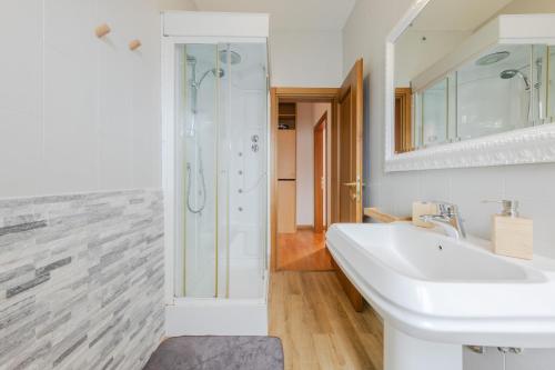 泰塞拉MarcoPoloAirport-3 Camere da letto-Wifi-Netflix-15' da Venezia的白色的浴室设有水槽和淋浴。