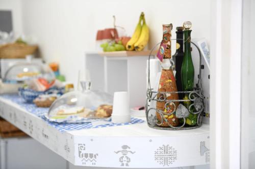 阿尔盖罗ALGHERO NOON的一张桌子,上面放有酒和一盘食物