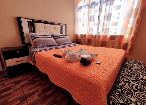 塔克纳Hotel hospedaje Odonovan的一间卧室配有带梳妆台和窗户的床。