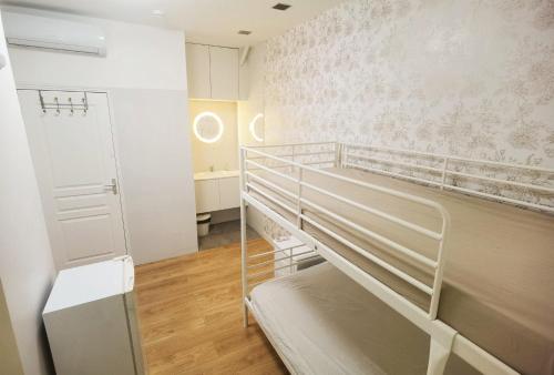巴黎Ciel de Paris的一间小房间,配有双层床和一间浴室